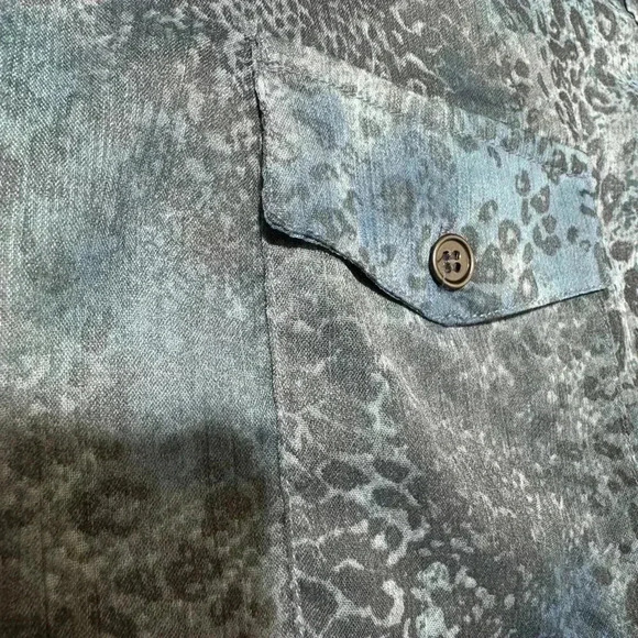 Shyanne blue/grey sheer pocket button down tie down women’s top size small NWT - Picture 14 of 14